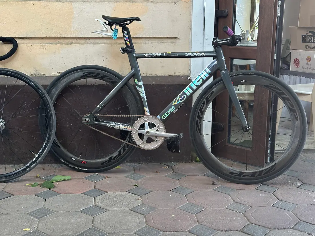 Cinelli z zapasowymi kołami przy ścianie