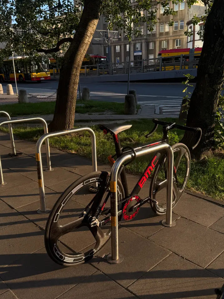 BMC na stojaku rowerowym o zmierzchu
